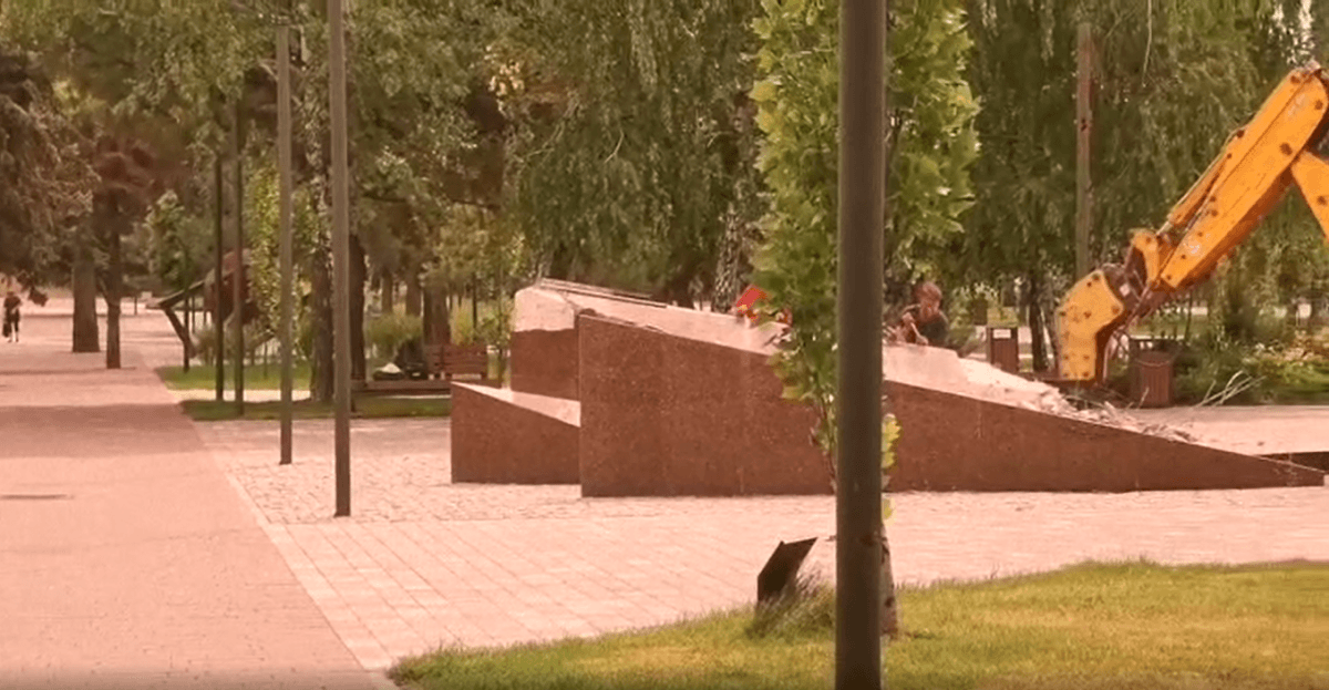 Уничтожение Мемориала защитникам Украины в Мариуполе