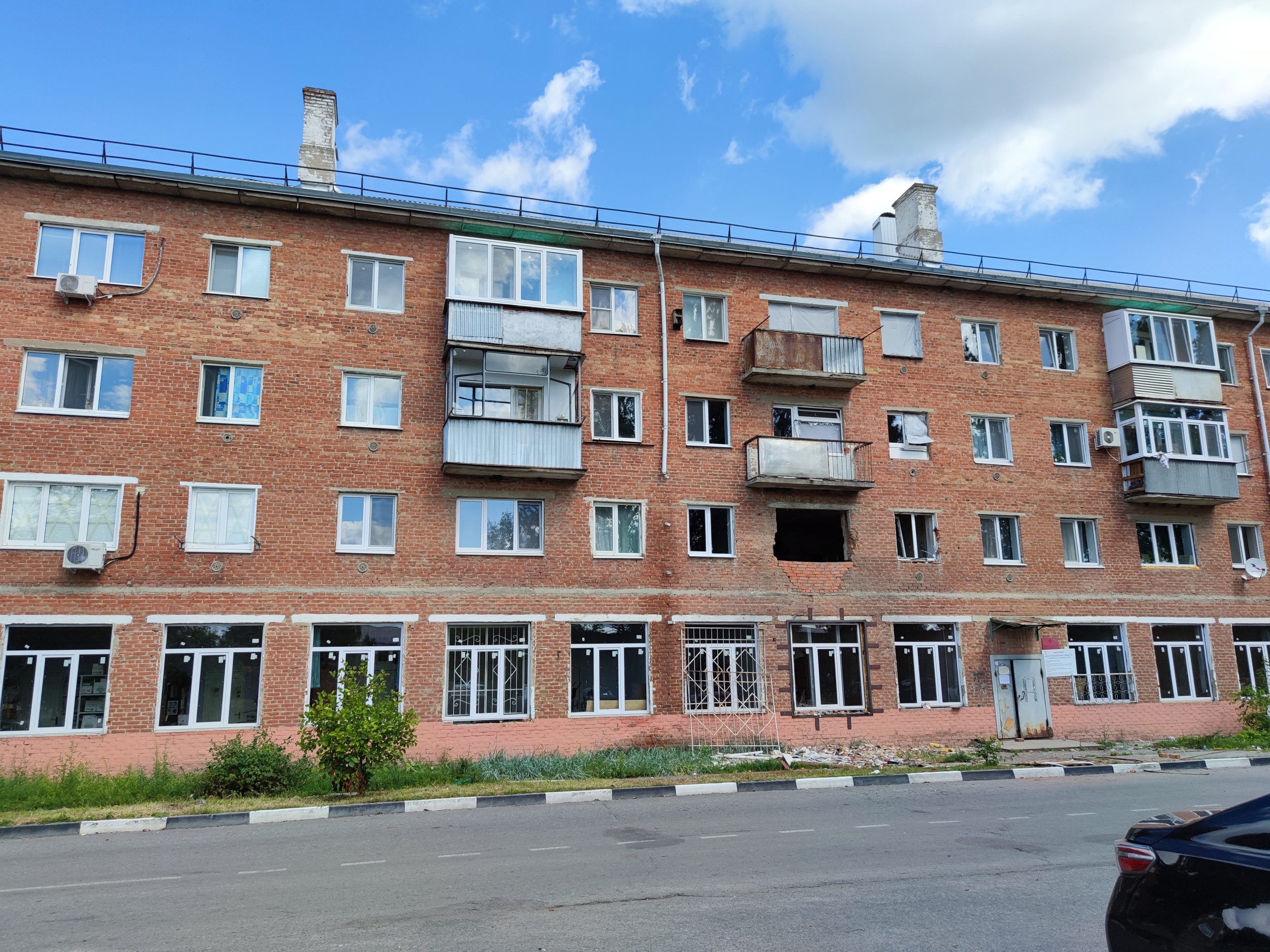 Во многих домах вставили новые стеклопакеты вместо выбитых взрывами