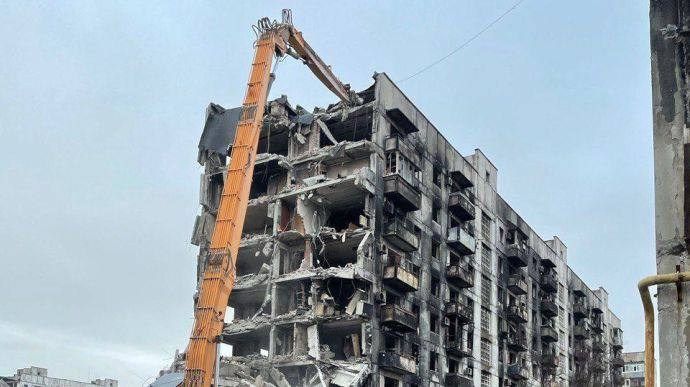 Снос разрушенных домов в Мариуполе