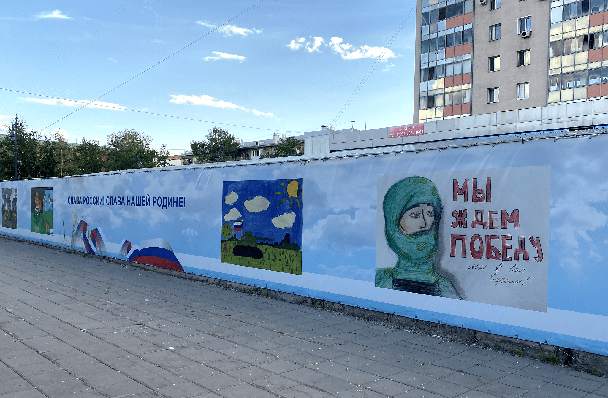 Патриотическая стена с детскими рисунками в Оренбурге