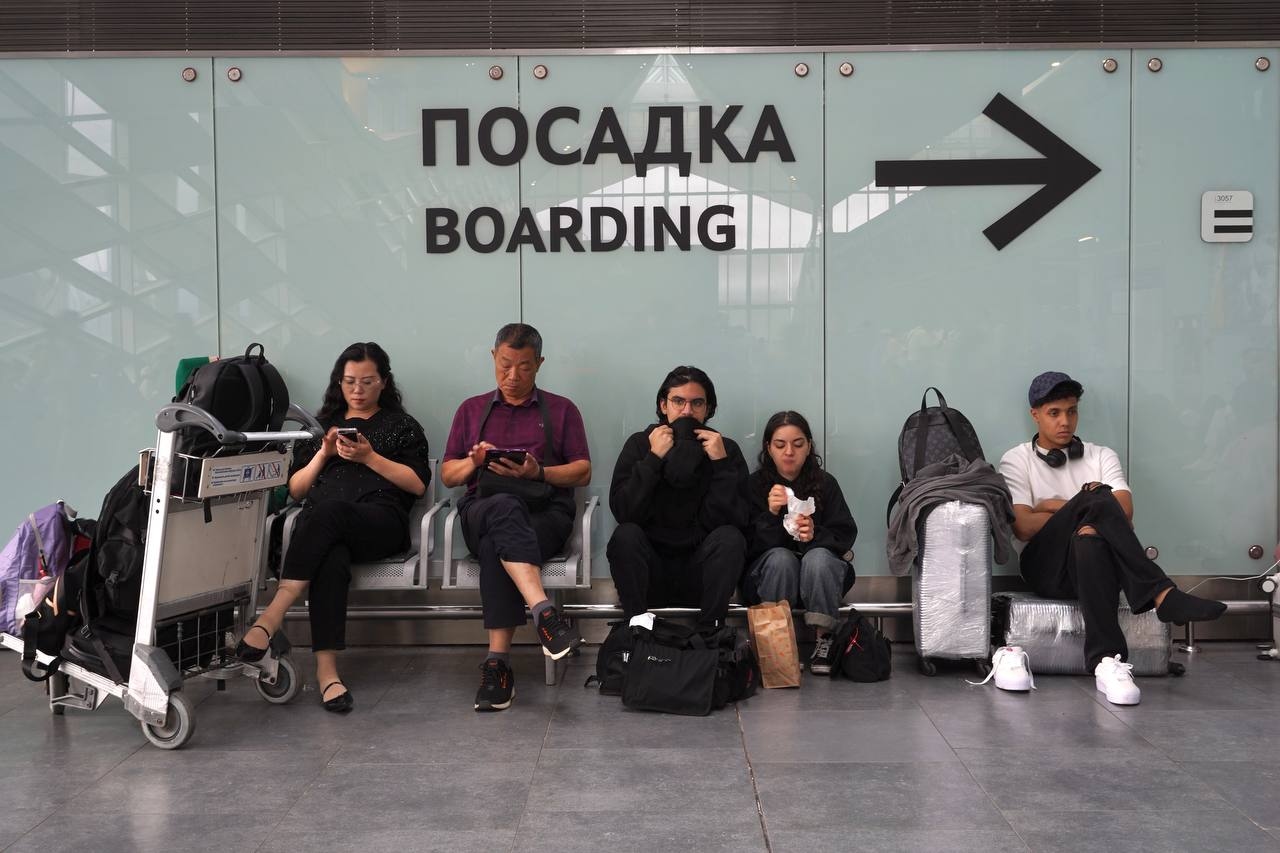 Пассажиры в зоне ожидания Пулково