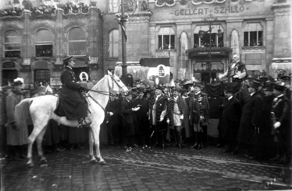 Миклош Хорти въезжает в Будапешт. 1919 год