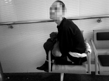 Пациент ПНИ, привязанный к креслу
