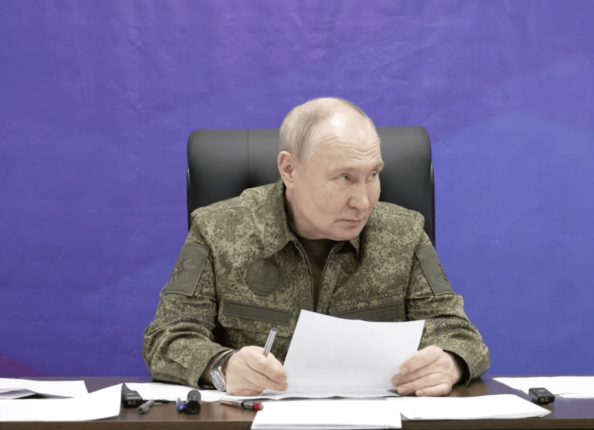 Владимир Путин во время посещения пункта управления Объединенной группировки войск 30 ноября 2025 года
