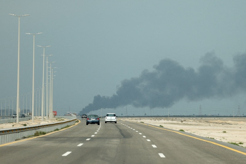 Дым от пожара на нефтеперерабатывающем заводе Saudi Aramco в Рас-Тануре, Саудовская Аравия