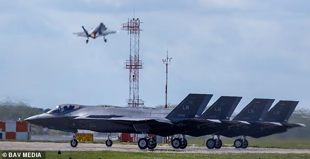 Истребители ВВС США F-35 в 2024 году на авиабазе Лейкенхит в графстве Саффолк