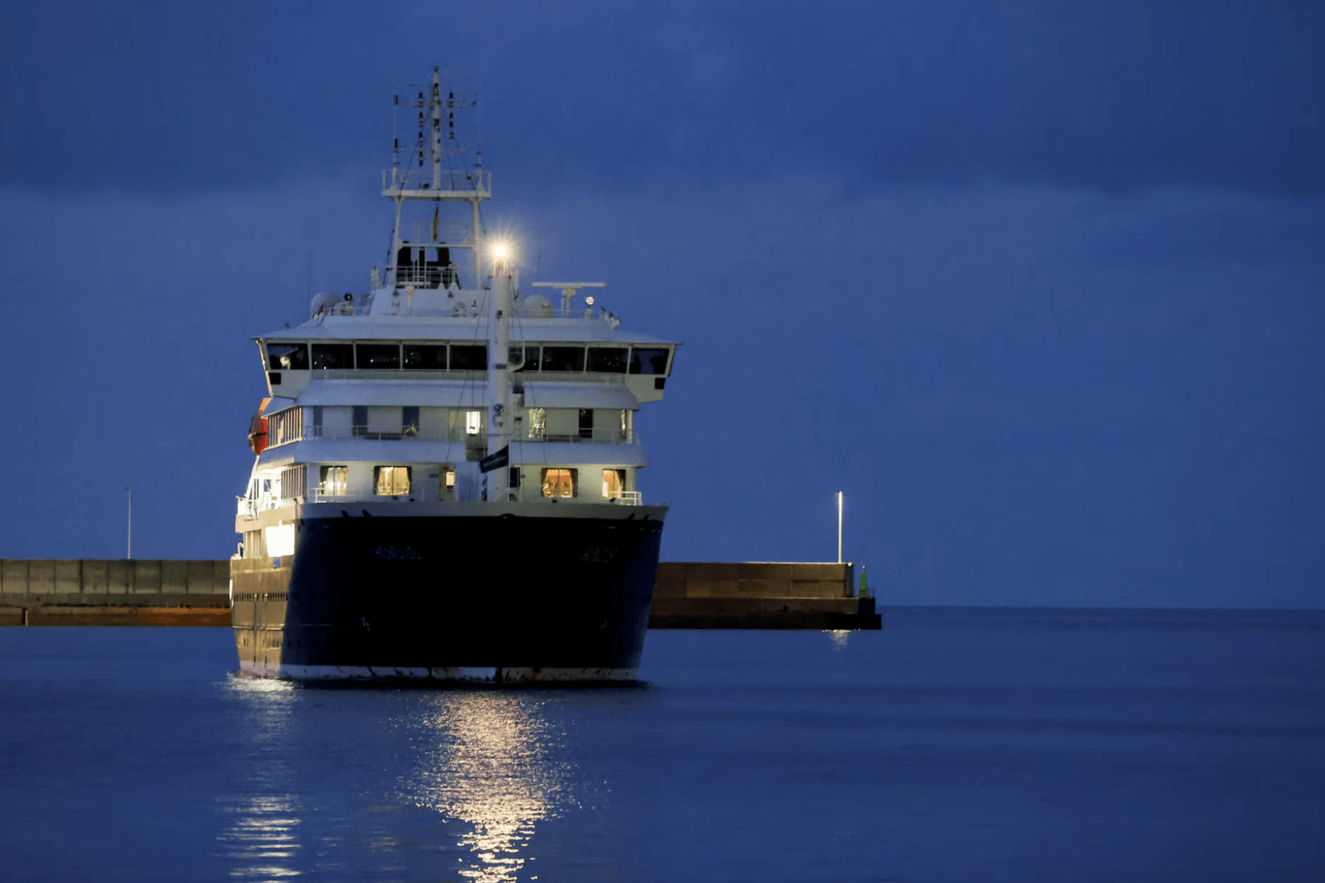 Круизное судно MV Hondius прибывает в порт Гранадилья-де-Абона на Тенерифе, Испания. Фото: REUTERS / Hannah McKay