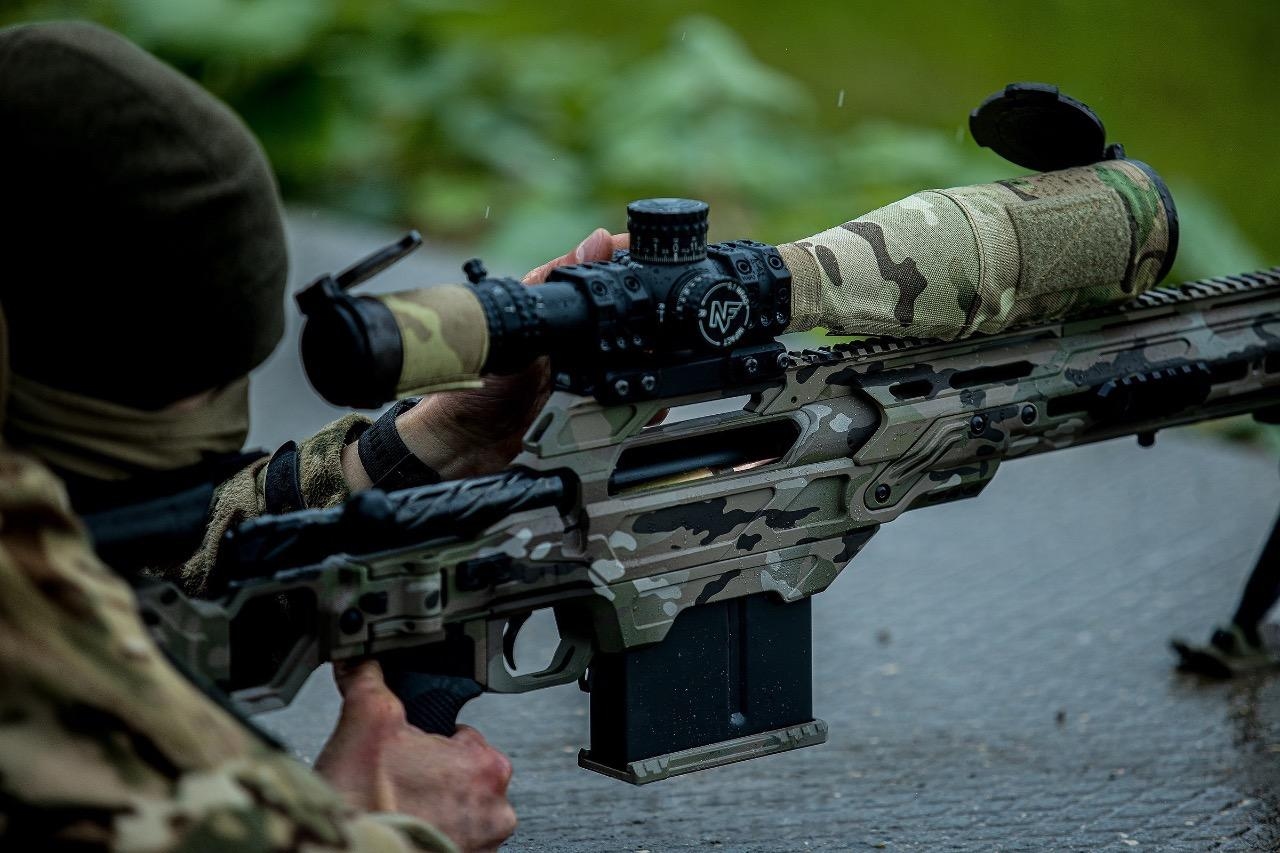Снайпер с канадской винтовкой CDX-40 SHDW и американским прицелом Nightforce на турнире по армейской тактической стрельбе, организованном Главным управлением боевой подготовки ВС РФ, июнь 2025. Фото: Telegram-канал Lazarev Tactical 2022