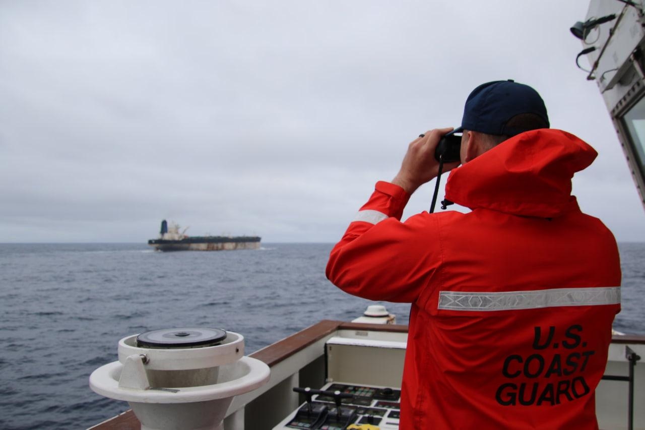 Фото: сотрудники Береговой охраны США и танкер Marinera под российским флагом / US_EUCOM