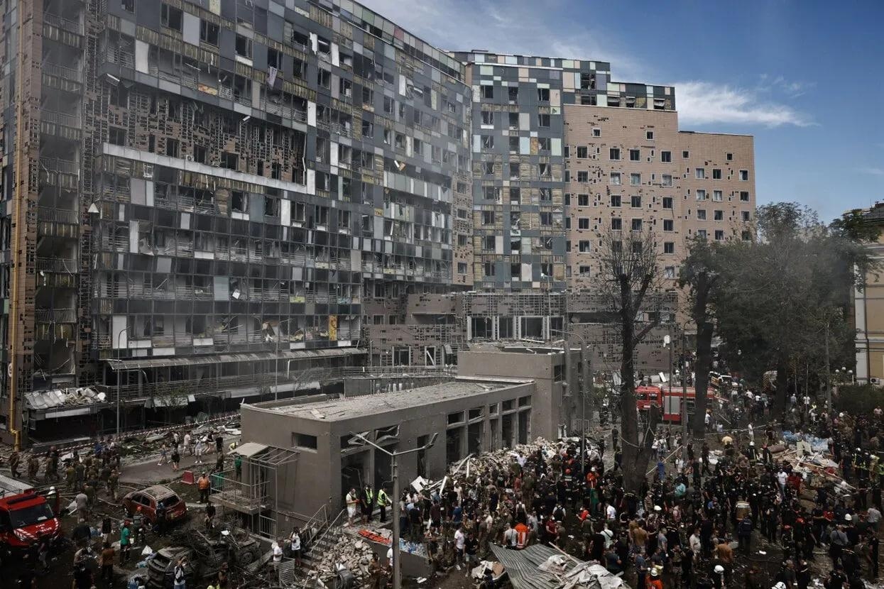 Фото: последствия удара по больнице «Охматдет» / Reuters