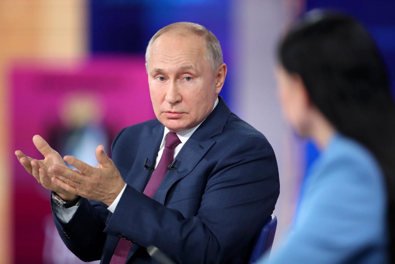«Ельцин не передавал мне эту власть». 8 фейков из «Прямой линии» Путина