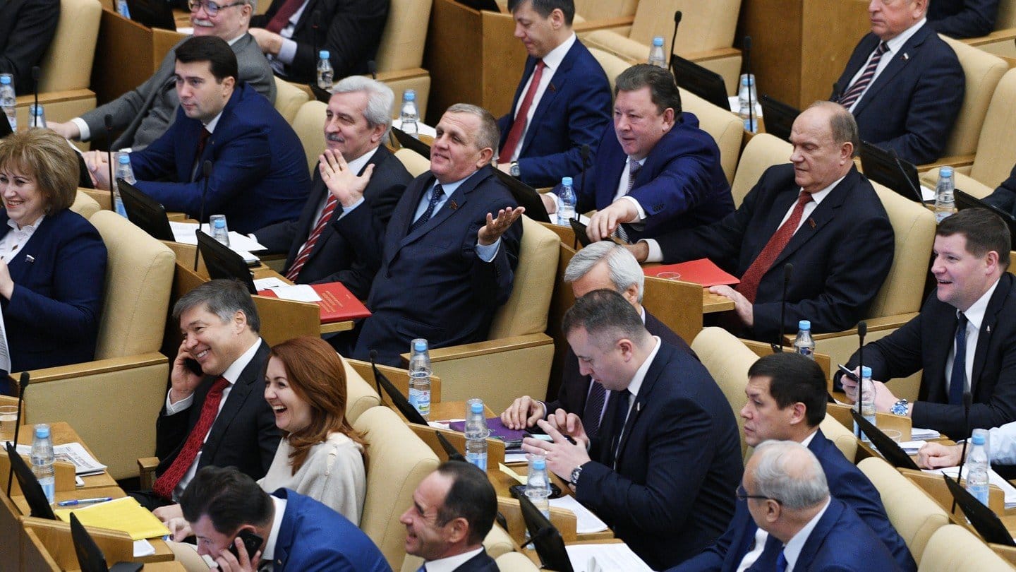 Евросоюз официально ввел санкции против 351 депутата Госдумы