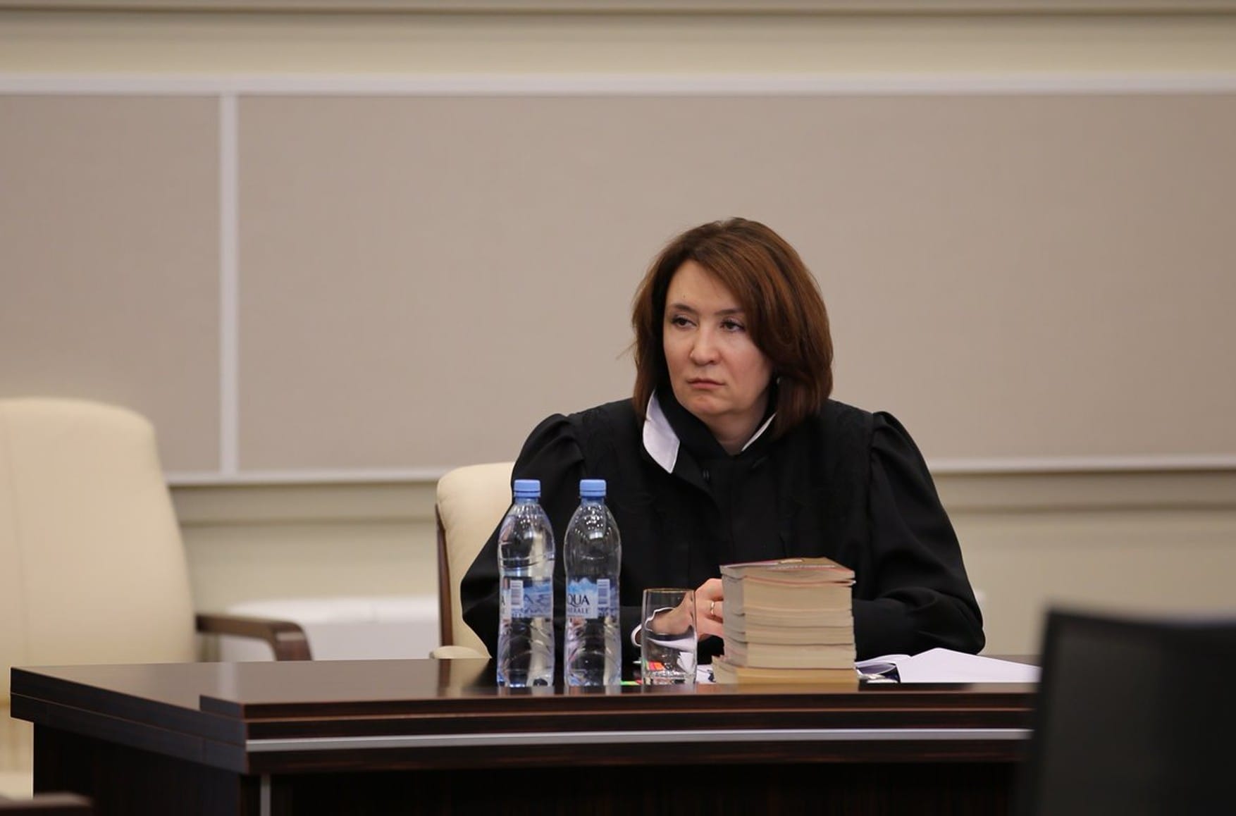 Экс-судью Елену Хахалеву, устроившую свадьбу дочери за $2 млн, заочно арестовали. Она прогуливала работу и получала зарплату
