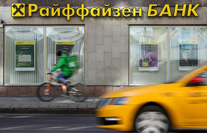 Райффайзенбанк введет комиссию в 50% за переводы долларов из других банков