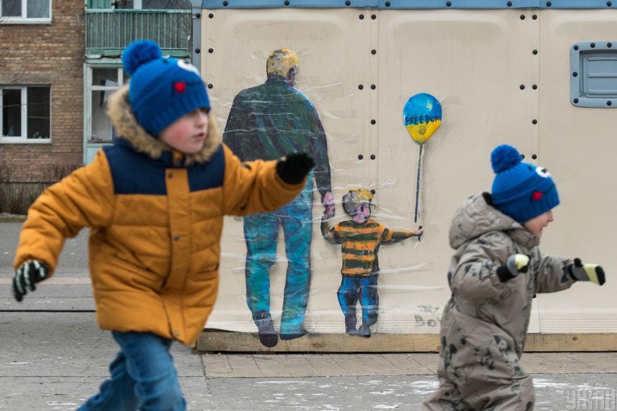 Белорусский Красный Крест вывозил детей из оккупированной Украины и «социализировал». Генсек филиала ездил на Донбасс с Z-шевроном на рукаве