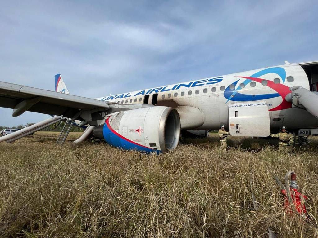 Низкий эшелон, отказ гидросистемы, решения пилотов. Авиаэксперты рассказали, почему севшему в поле Airbus А320 не хватило топлива