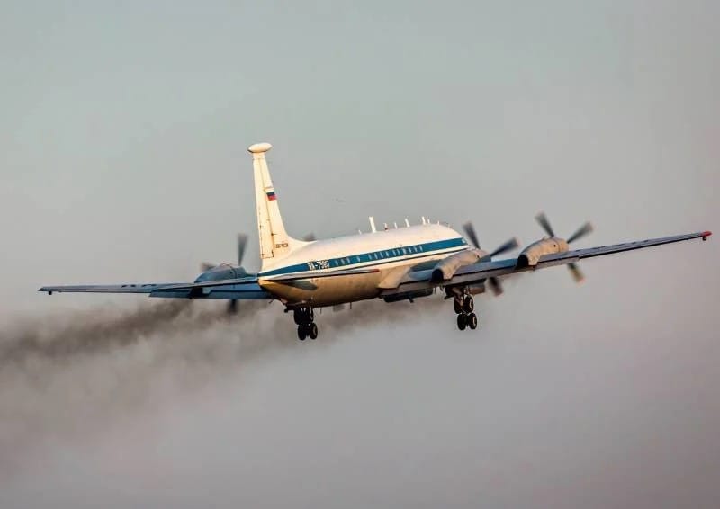 Россия, предположительно, потеряла сразу два военных самолета. Украинские СМИ сообщили, что над Азовским морем сбили А-50 и подбили Ил-22М
