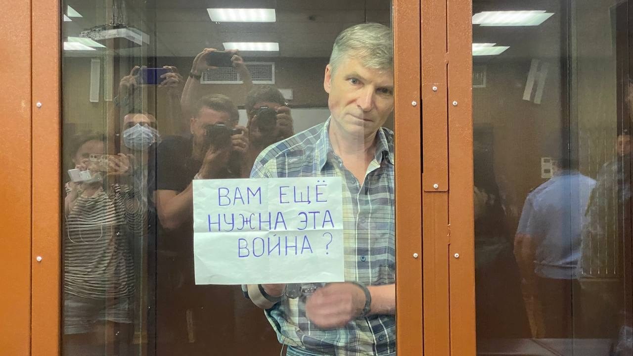 У Алексея Горинова пропали деньги с тюремного счета, он не может купить еду. Также у него забрали одеяло и ложку, оставили пластиковую