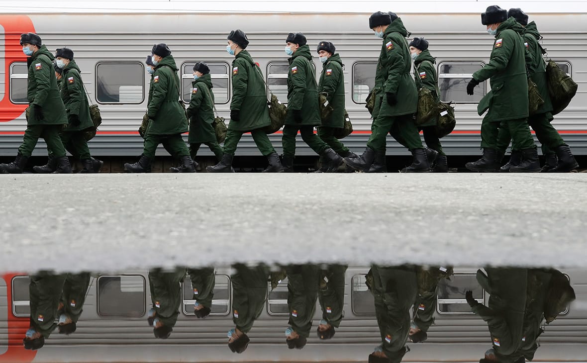 В Госдуму внесли законопроект, который позволит забирать россиян в армию в течение года после решения медкомиссии