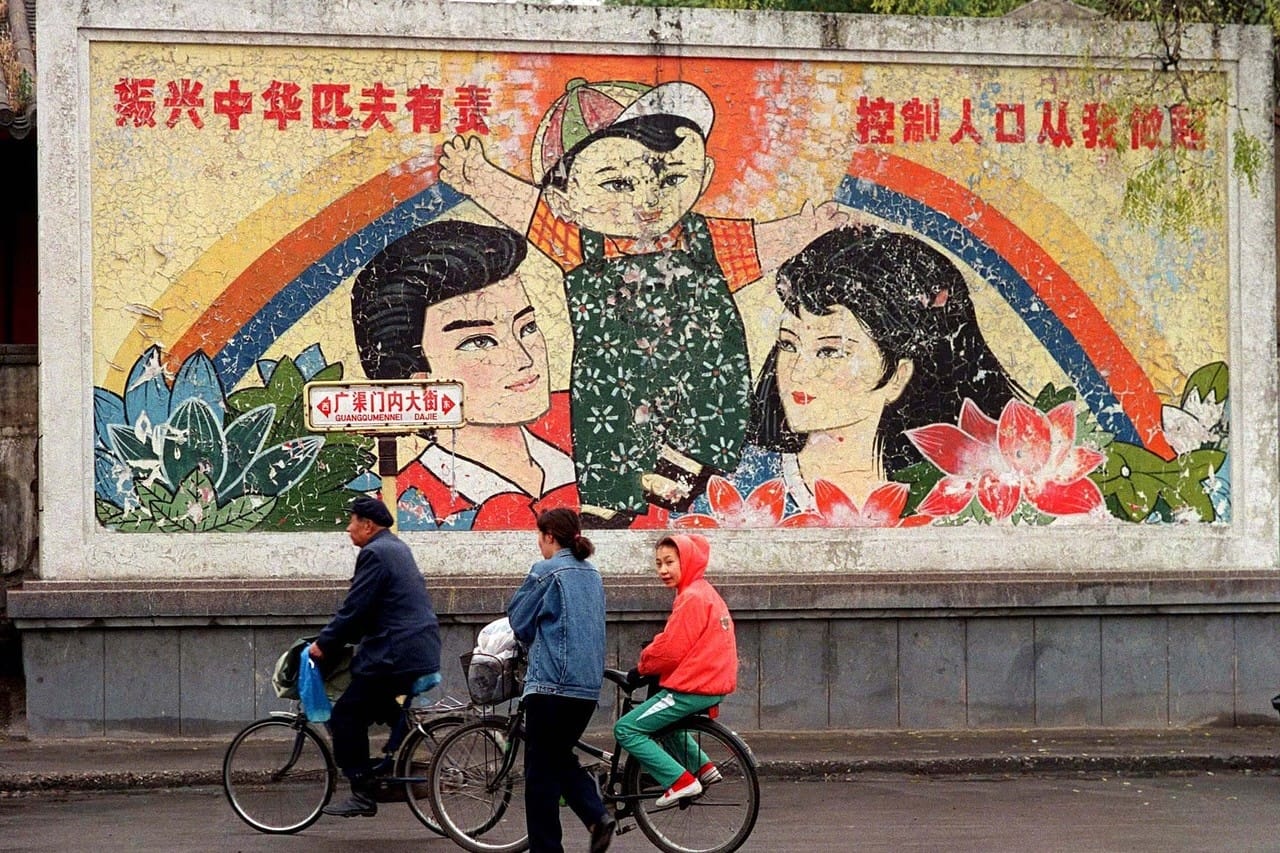 Рожай обратно! Демографическая яма заставила Китай перейти от ограничения к стимуляции рождаемости, но работает это плохо