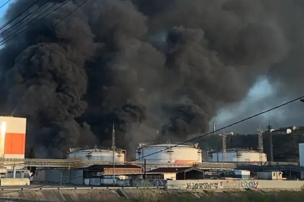В Туапсе выпадает «нефтяной дождь» после пожара на терминале. «Бензол — канцероген первого класса, провоцирующий рак» — эколог
