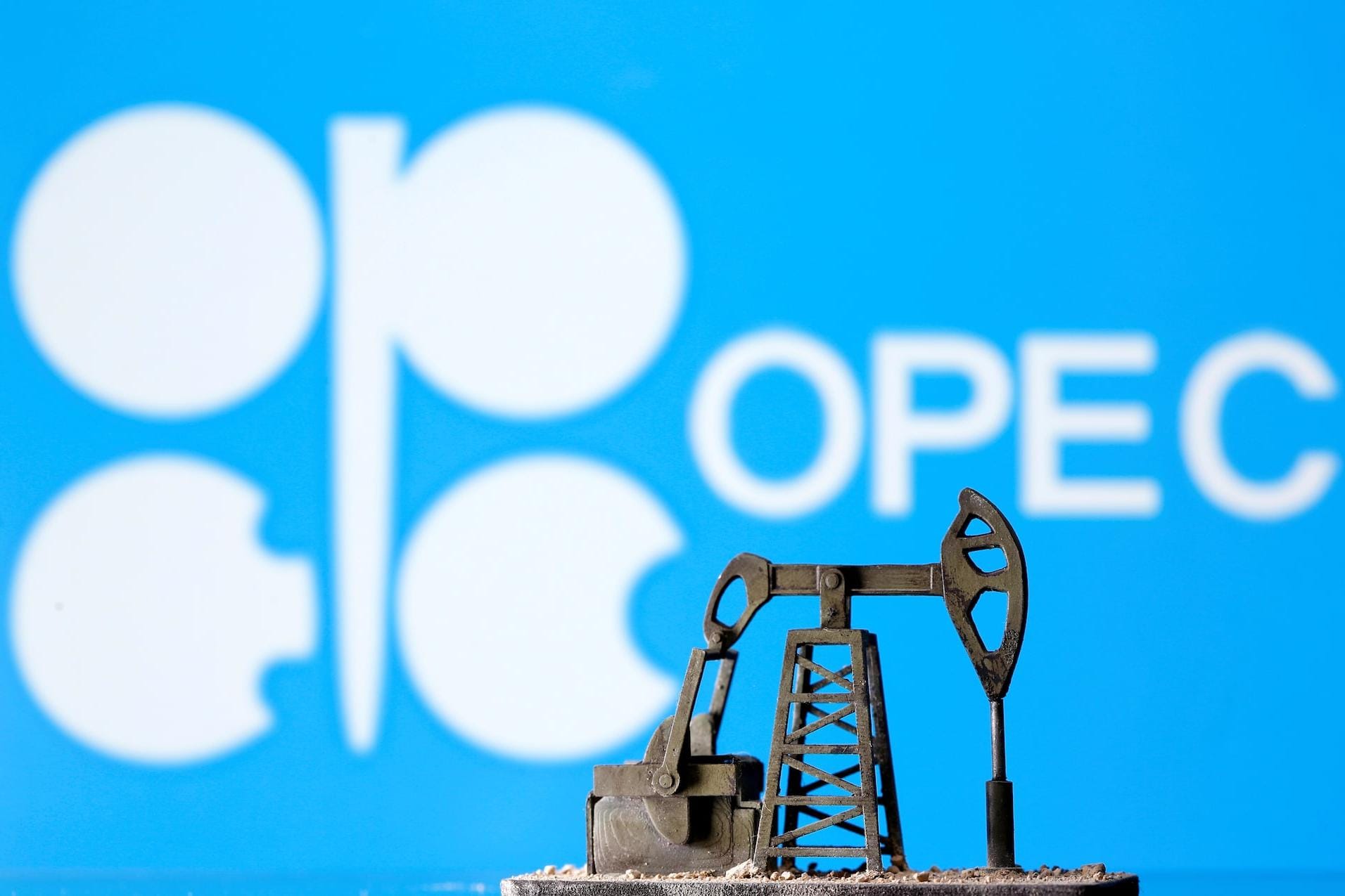ОПЕК «разваливается», цены на нефть снизятся, механизм поддержки российского бюджета «списан в утиль» — эксперты о выходе ОАЭ из ОПЕК