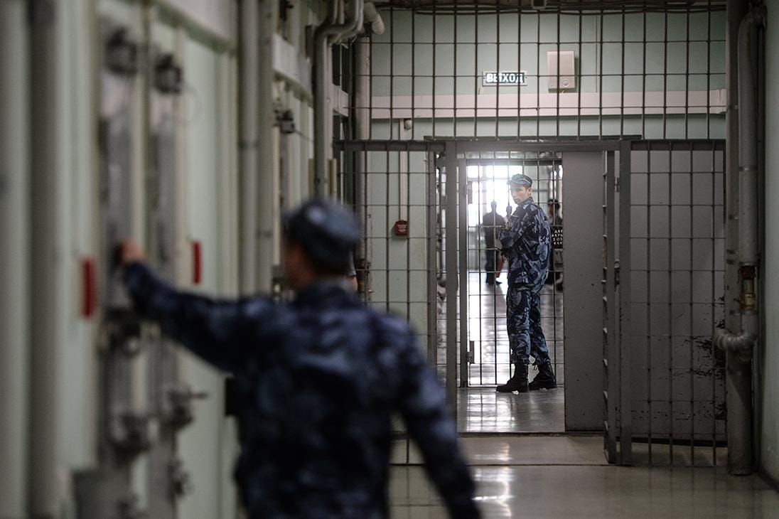 ФСИН признала, что число заключенных в России снижается из-за возможности ухода на войну