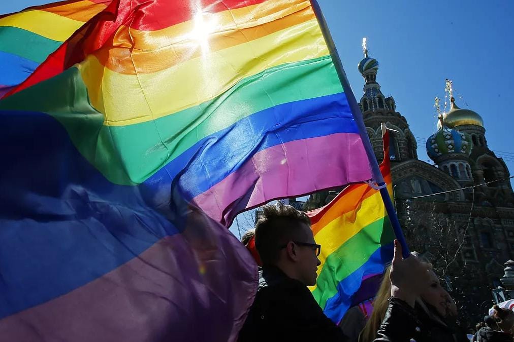 Ускоренная процедура рассмотрения заявок на убежище в ЕС повысит риски отказа для заявителей из РФ. Под угрозой кейсы квир-персон — юристы
