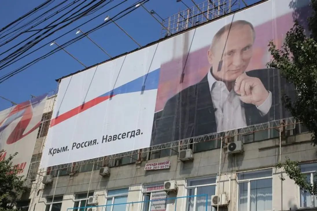 В Севастополе тоже остановили продажу топлива. Уличное освещение включаться не будет. Вводится особый режим работы учреждений и заведений