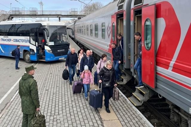 В Крыму из-за дефицита топлива начали отменять подвоз пассажиров к поездам, им приходится ехать 200 км на такси