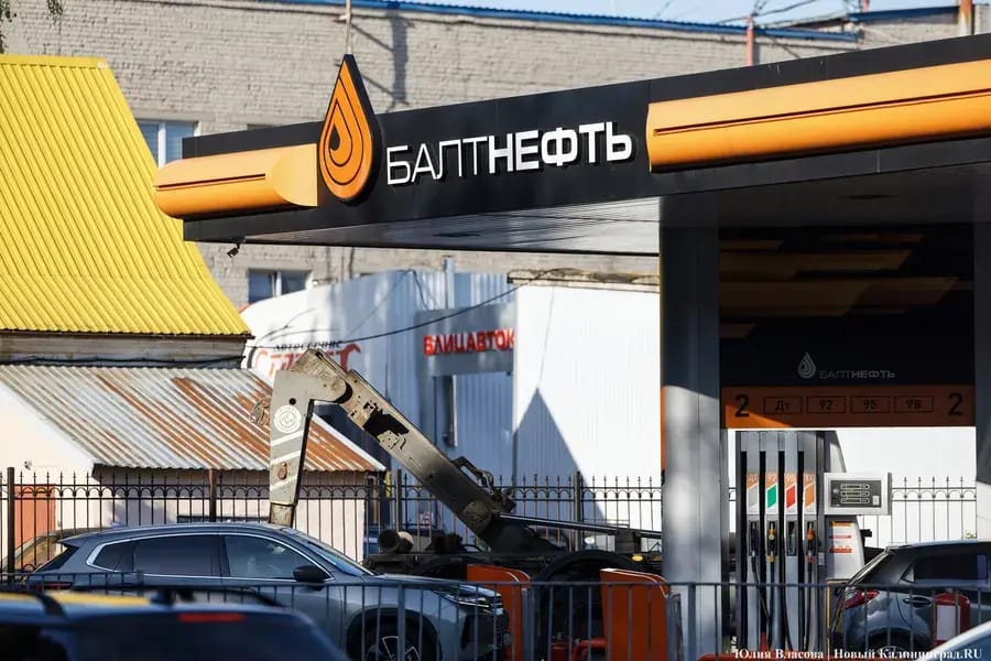 В Калининградской области частично возобновили продажу топлива после вмешательства Путина. Ранее местные власти отрицали перебои в поставках