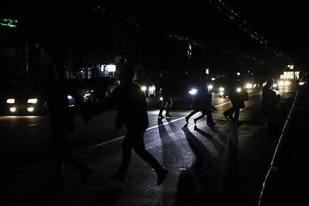 Жители всего Крыма остались без электроснабжения после атаки беспилотников