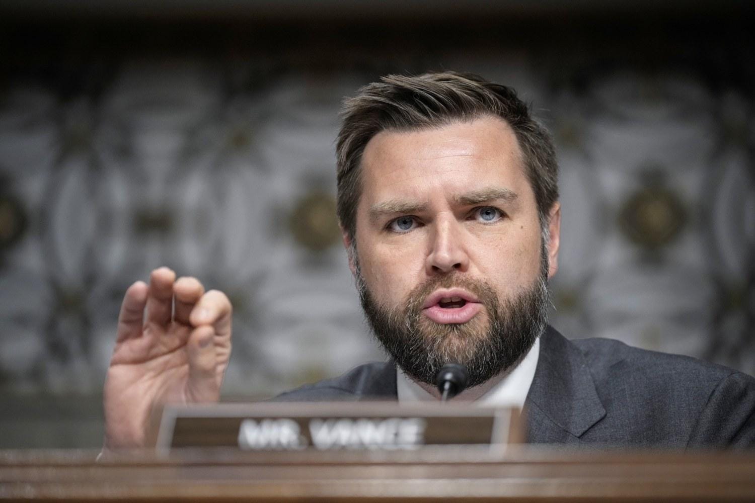 Вэнс завил, что администрация Трампа всегда советовала Украине сосредоточиться на обороне. Трамп год назад говорил прямо противоположное