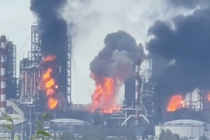 Из-за простоев НПЗ снизились добыча нефти, оптовая торговля и грузооборот — бюллетень Банка России