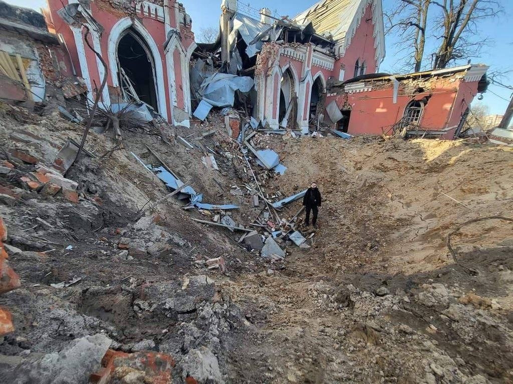 Воронка перед библиотекой в Чернигове