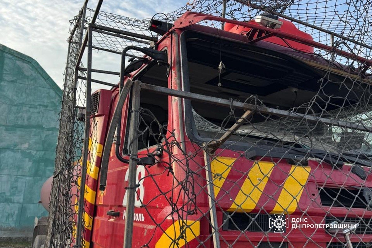 Последствия российского удара по пожарной машине в Никопольском районе в Днепропетровской области 10 мая 2026 года