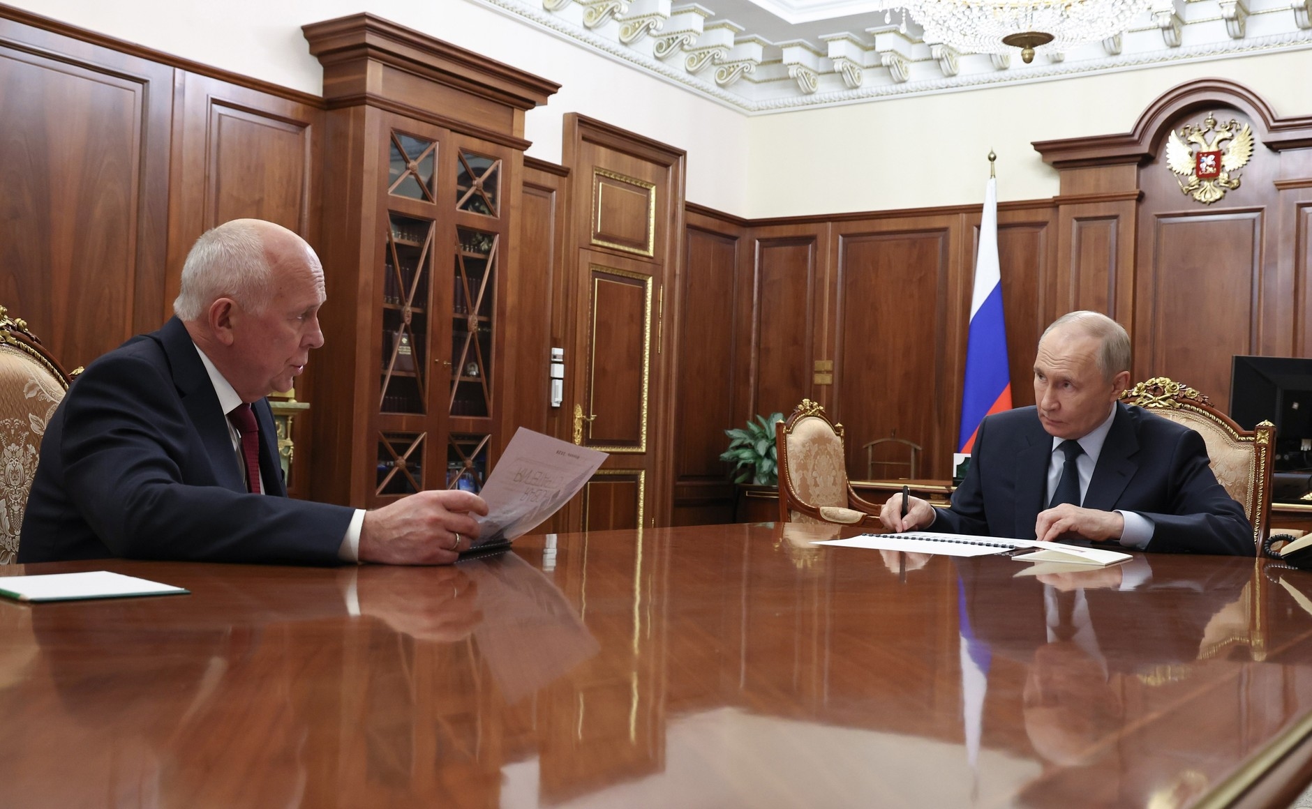 Сергей Чемезов рассказывает Путину, что появилась очень хорошая новинка нашего «АвтоВАЗа» — кроссовер «Азимут»