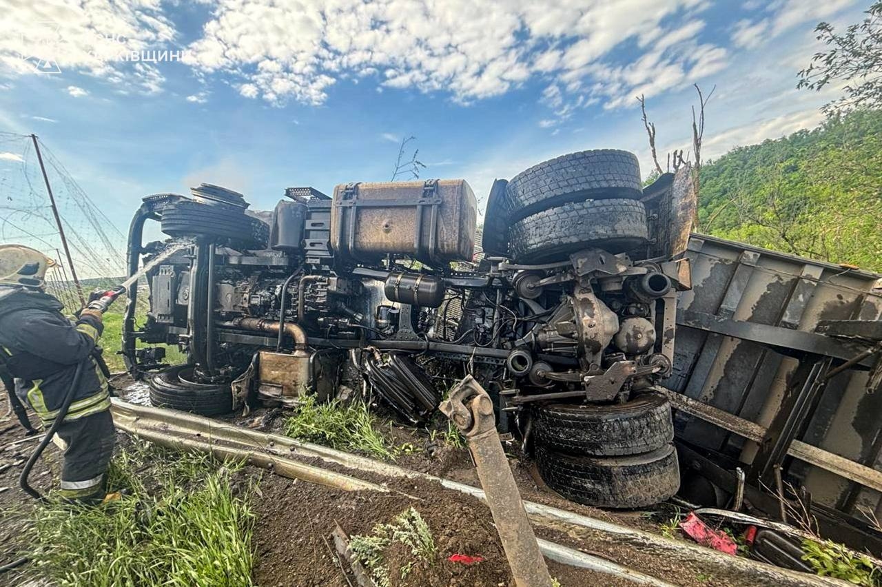Последствия российского удара по грузовому автомобилю в окрестностях Харькова 21 мая 2026 года