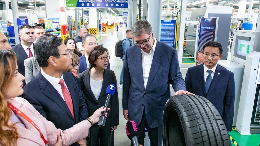 Президент Вучич на китайском шинном заводе, запущенном в Сербии