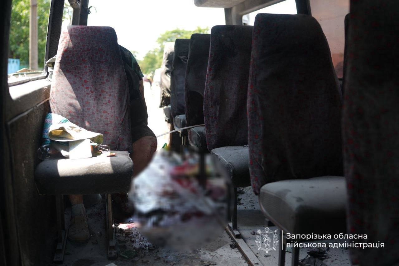 Последствия удара беспилотника по маршрутке в Запорожье утром 29 июня 2026 года