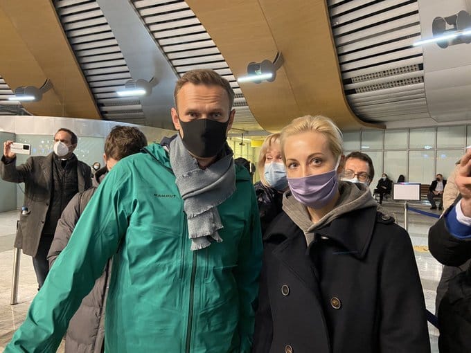 Суд над Алексеем Навальным проходит прямо сейчас. Его судят в отделе полиции в Химках