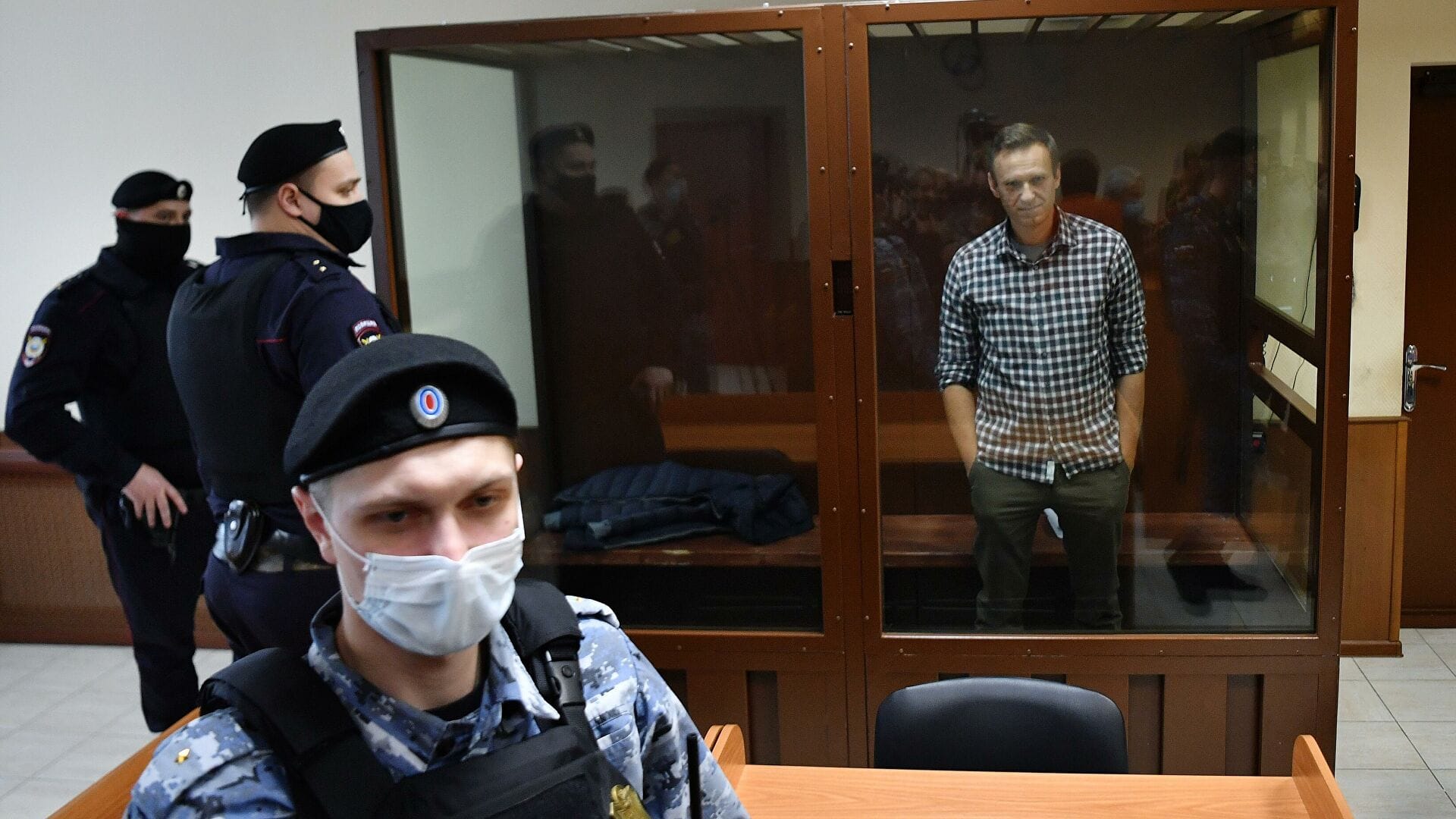 Суд оставил без движения иски Навального в адрес колонии в Покрове. Оппозиционер жаловался на то, что ему мешают спать и не дают Коран