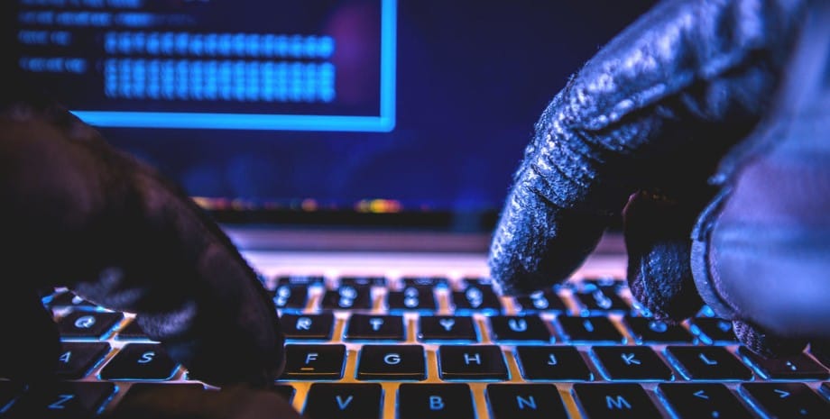 Атака клонов. ГРУ начало масштабную кибератаку на Украину: вирусы распространяются через поддельные правительственные сайты