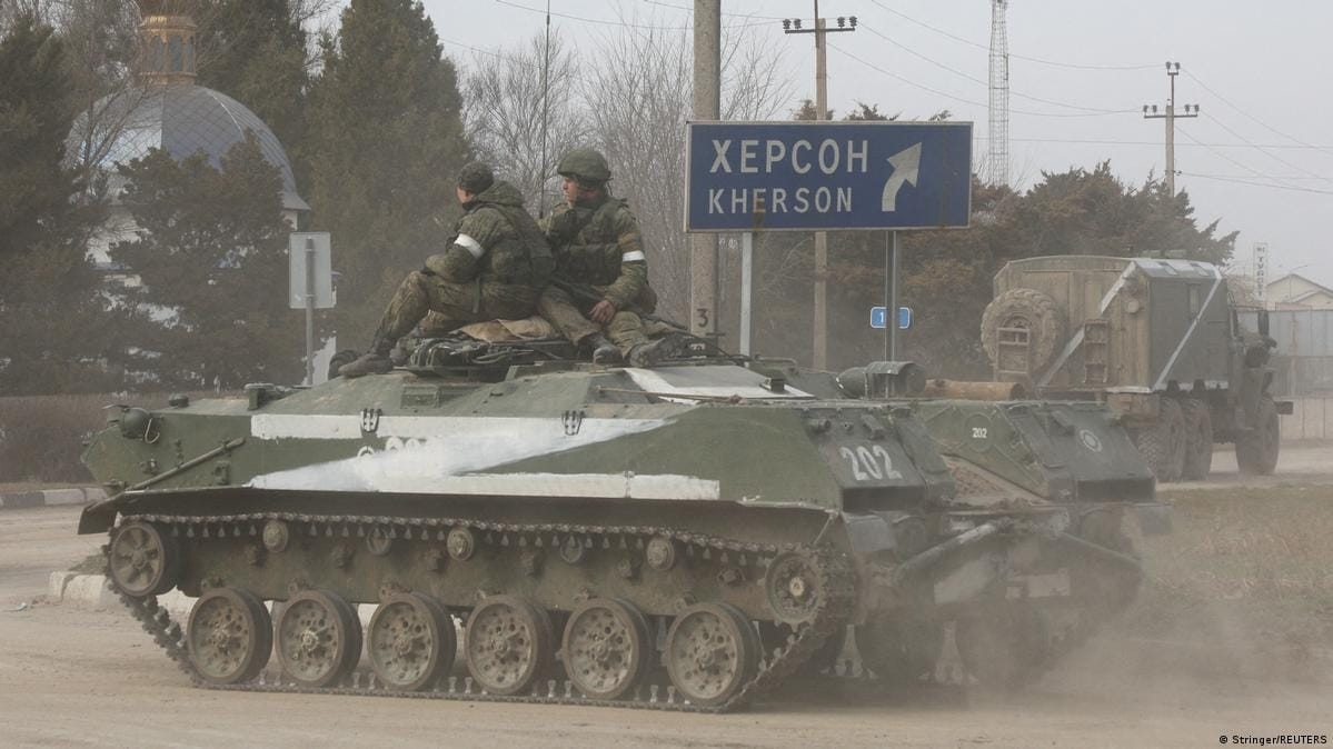 Российские военнослужащие подрывают свои танки в Херсонской области. Видео