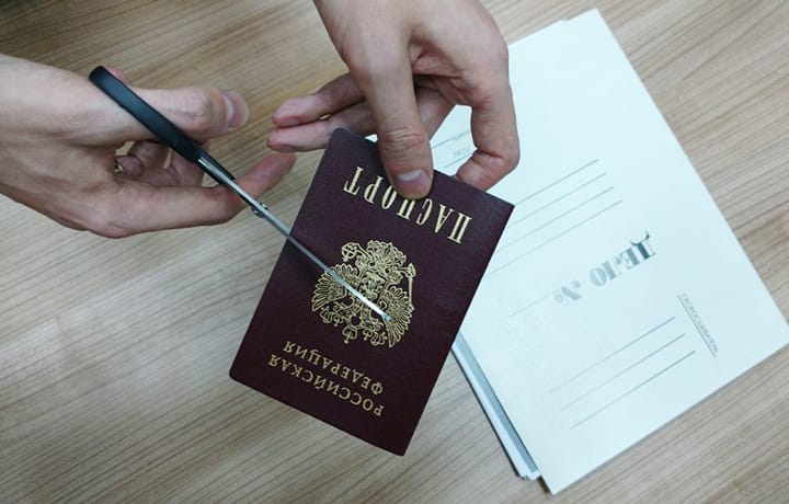 В Госдуму внесли законопроект, по которому гражданства РФ по рождению хотят лишать за дезертирство, «дискредитацию» и призывы к экстремизму
