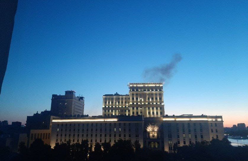 Москву атаковали беспилотники, один врезался в здание рядом со штабом хакеров ГРУ