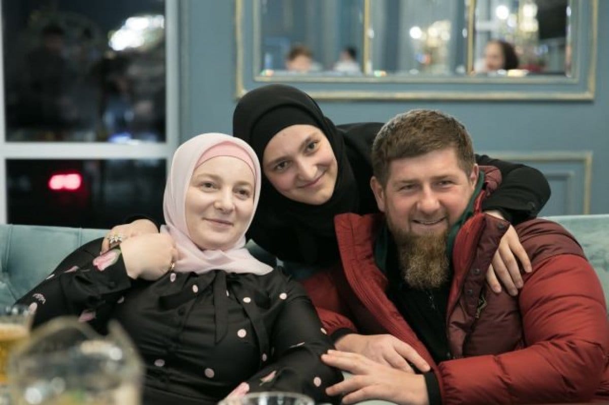 Дочери, жена Кадырова и два его офицера летали в Париж по поддельным паспортам в 2017 году — «Агентство»