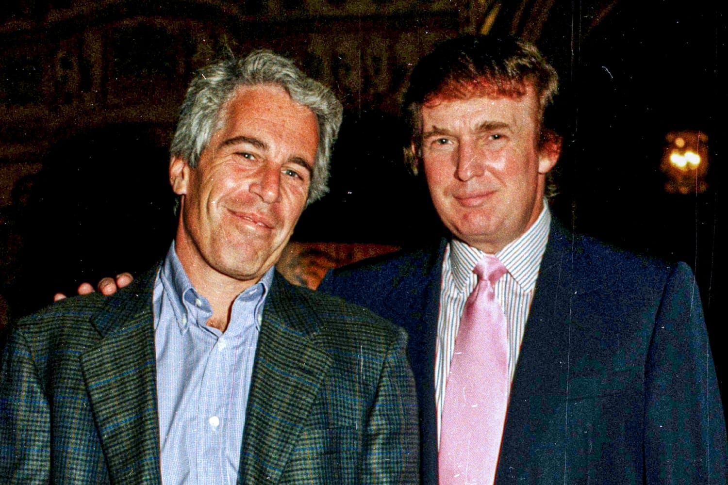 Трамп подал в суд на WSJ из-за статьи о его поздравлении Джеффри Эпштейна с днем рождения