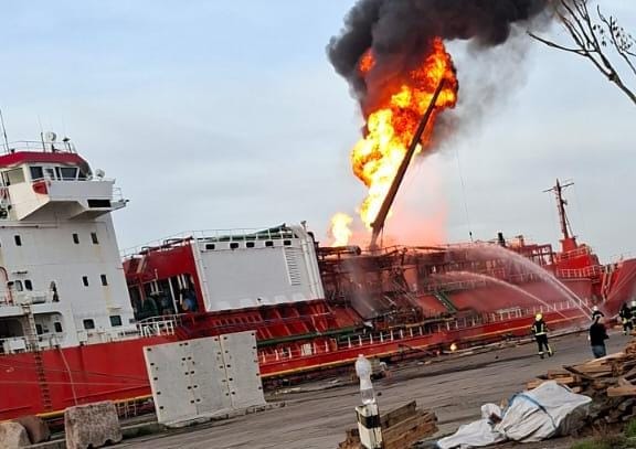 В Румынии эвакуируют села после попадания дрона по газовозу в украинском Измаиле на Дунае