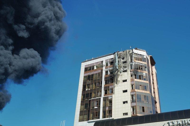 В Туапсе после атаки беспилотников сгорела газонаполнительная станция, которая обеспечивает газом 60% домов